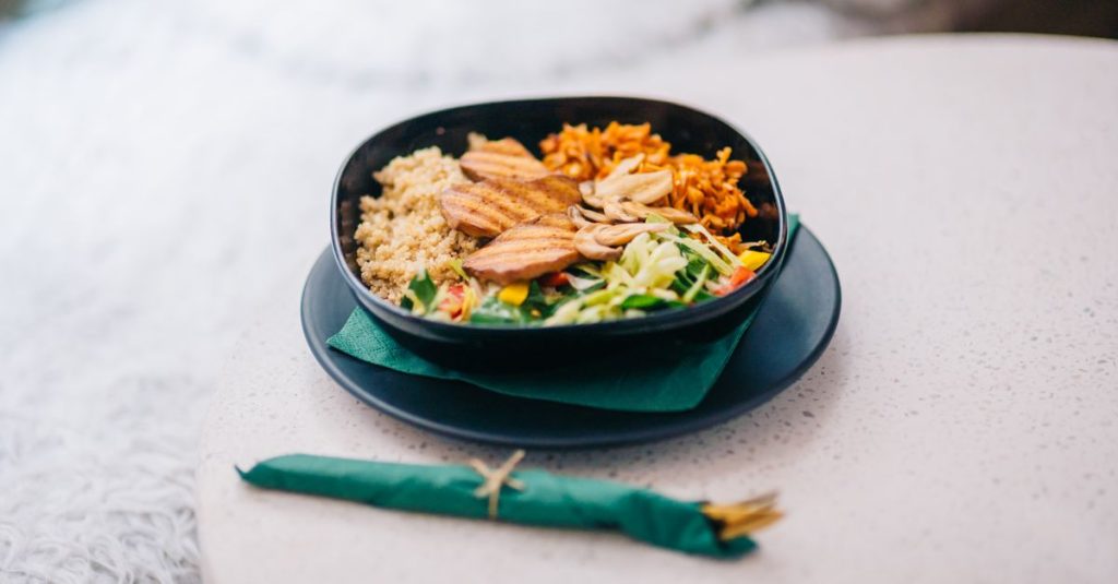 Delicious and nutritious grilled chicken bowl with quinoa and fresh vegetables for a balanced meal.