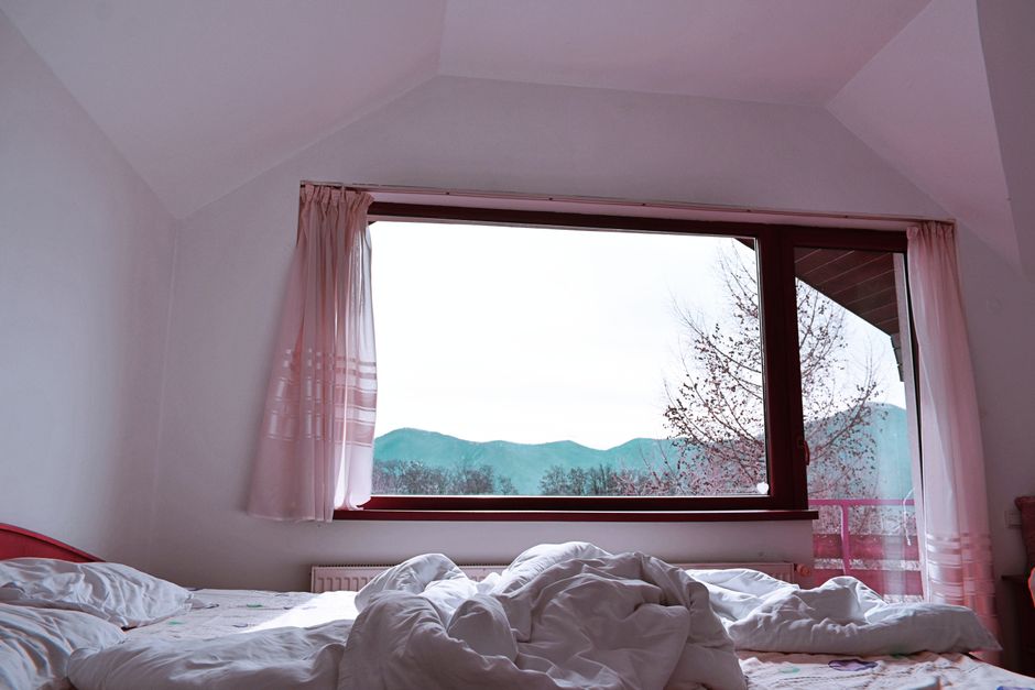 Chambre calme et lumineuse propice au sommeil